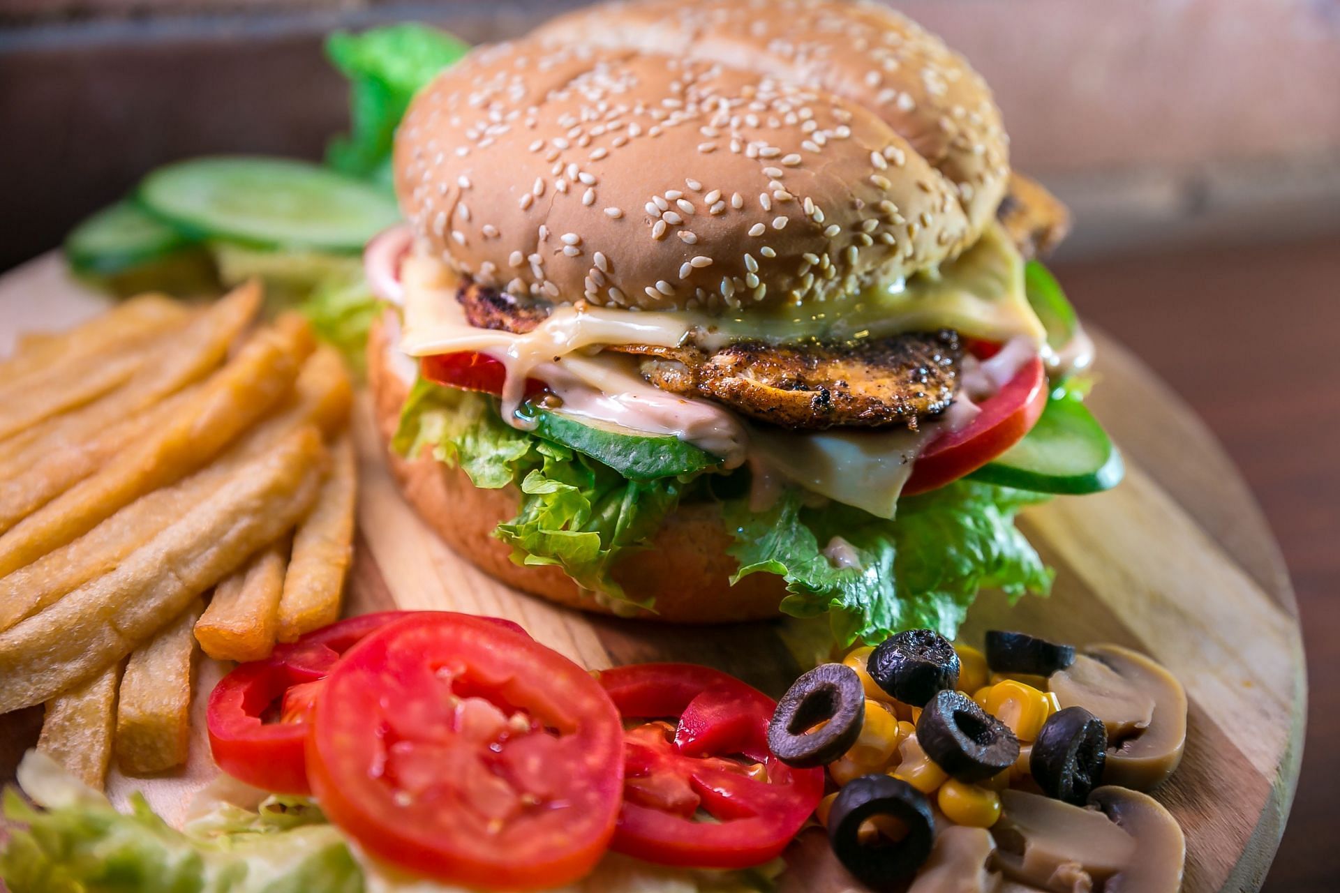 Unhealthy eating habits (Image via Unsplash/Haseeb Jamil)